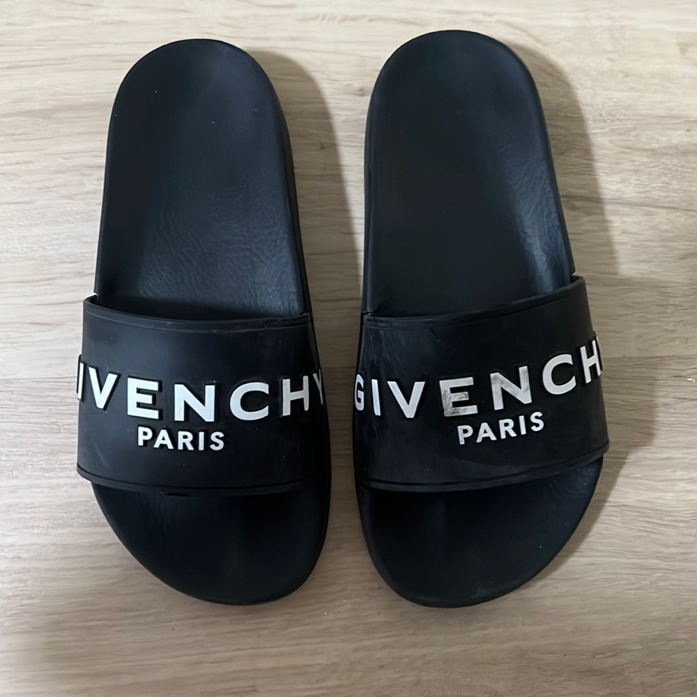 GIVENCHY
Black Logo Flat Sandals